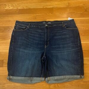 NWT Old Navy high-Rise O.G straight plus size jean short size 30 .